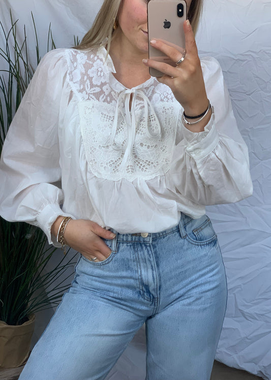 Witte blouse met leuke details
