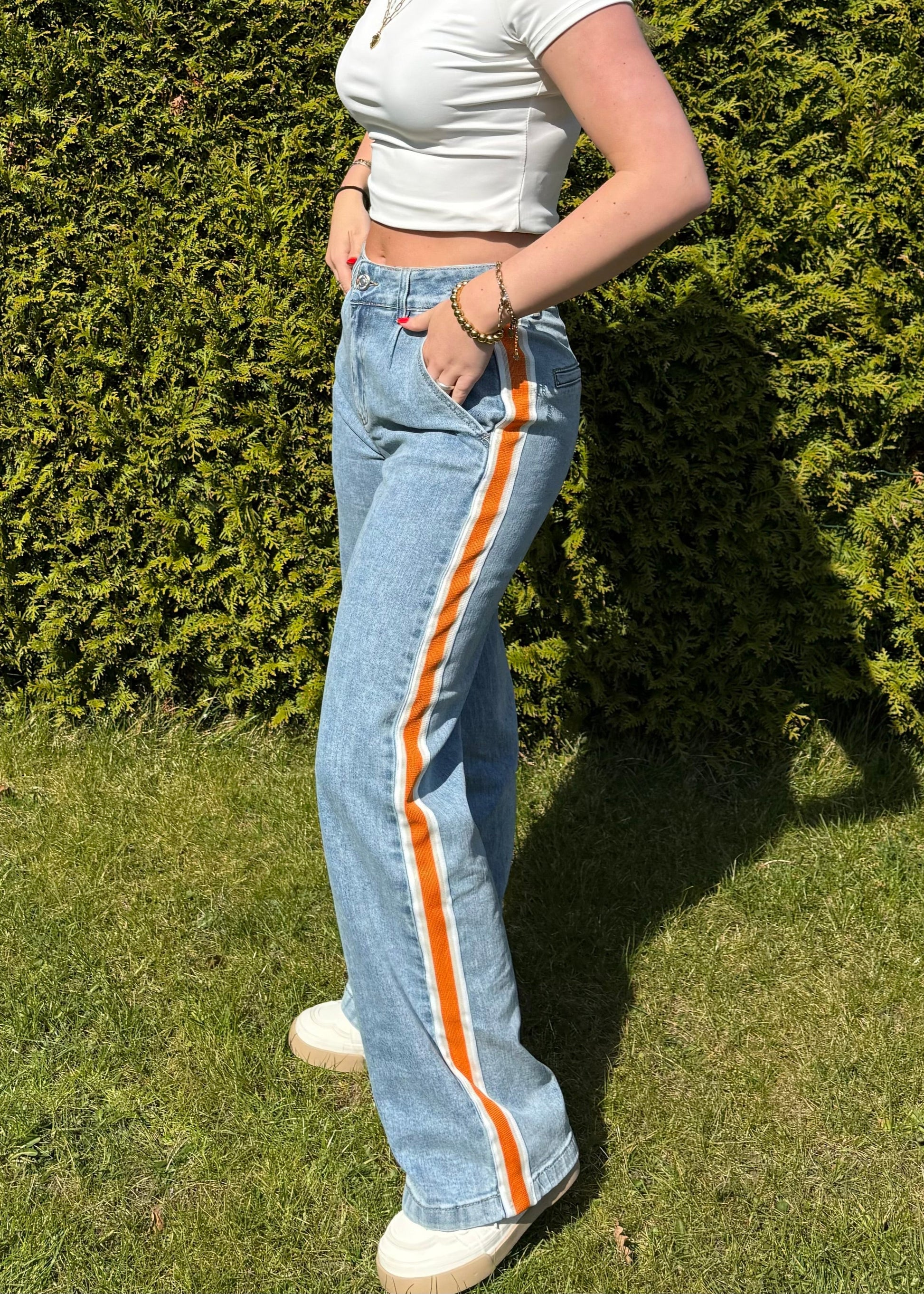 broek met oranje streep